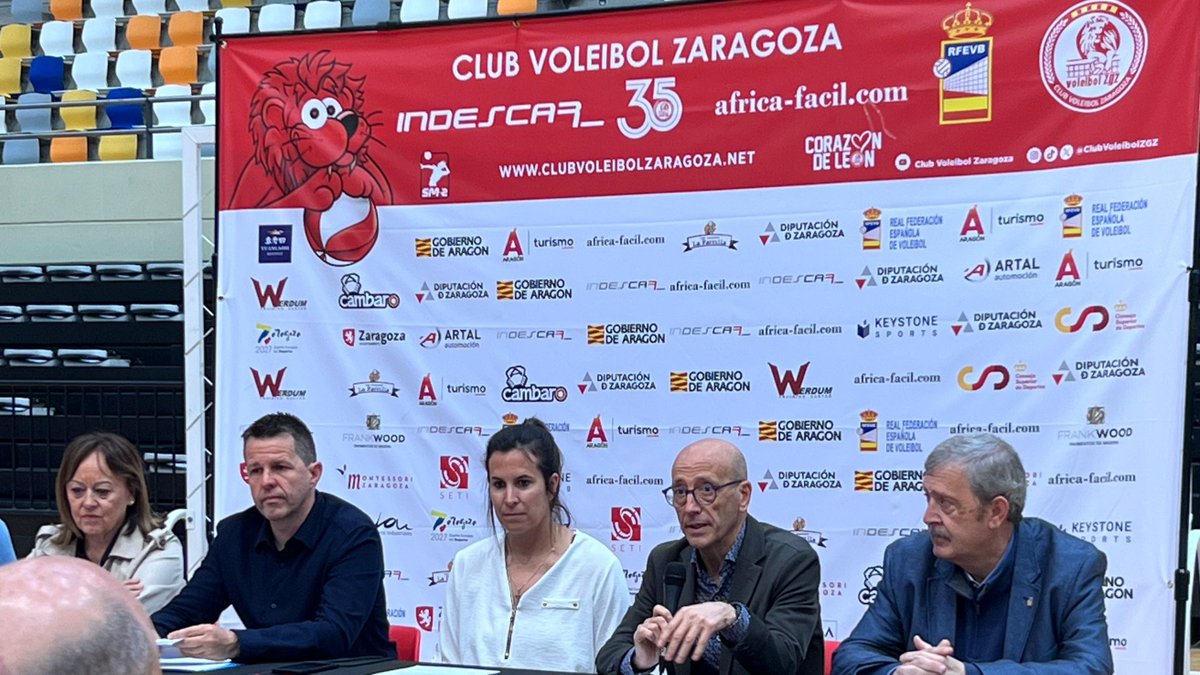 El CDM Siglo XXI ha acogido esta mañana la presentación oficial del Campeonato de España Cadete Femenino de #Voleibol, que se celebrará del 7 al 11MAY en Zaragoza. Nuestro concejal delegado de Deportes, <a href="/BrocateFelix/">Felix Brocate</a>, ha asistido a la presentación del evento, que reunirá a los