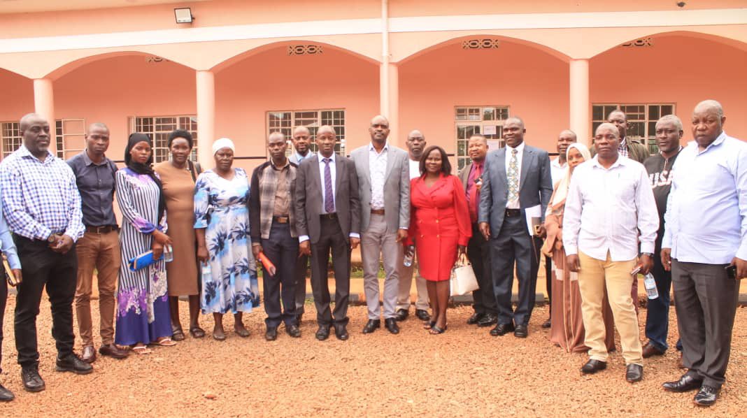 Moses Muhwezi (@profmuhwezi) on Twitter photo Today, I worked from <a href="/MUBSJinja/">MUBS Jinja Campus</a> with my team. We held a pleasant meeting with the Narambhai Primary School Management Committee and PTA on our operational coexistence. <a href="/OfficialMubs/">Makerere University Business School</a> Today, I worked from <a href="/MUBSJinja/">MUBS Jinja Campus</a> with my team. We held a pleasant meeting with the Narambhai Primary School Management Committee and PTA on our operational coexistence. <a href="/OfficialMubs/">Makerere University Business School</a>