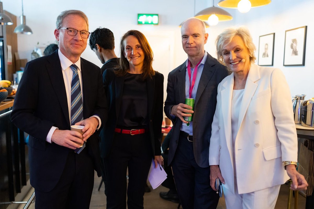 A huddle of editors backstage at <a href="/sirharrysummit/">Truth Tellers</a> 
<a href="/JeffreyGoldberg/">Jeffrey Goldberg</a> <a href="/aagalloni/">alessandra galloni</a> <a href="/nycscribe/">Joe Kahn</a> 

#sirharrysummit
