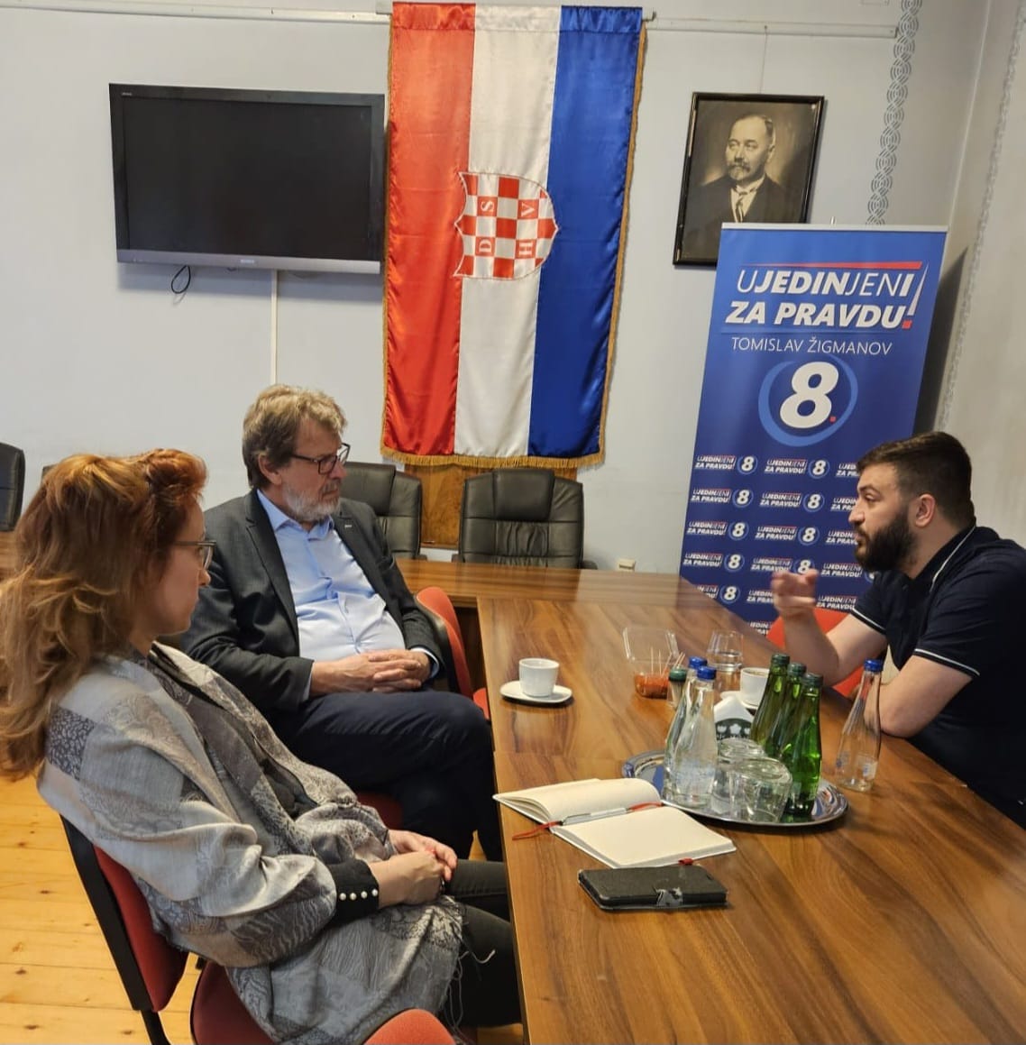 TheRyanRage92's tweet photo. 07.05.2025. u centrali @stranka_dshv u #SU održan je sastanak između pov. SPP SU i predstavnika DSHV-a.
Ademović je ispred #SPP izrazio punu podršku predsedniku #DSHV, Tomislavu Žigmanovu i  posvećenost zajedničkoj saradnji zasnovanoj na jasnim principima delovanja.
@tomezig 🤝 https://t.co/lEnVuONkt5
