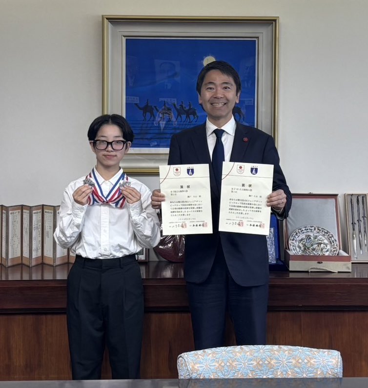 瀬戸たおさんが、太極拳にて、素晴らしい成績をおさめたことの報告にお越し下さいました。おめでとうございます‼️
『やりたいこと、将来なりたいことが多すぎて！！』と、笑顔でお話しされる瀬戸たおさん。とっても素敵でした。
瀬戸たお　戦績:
【女子総合太極拳B】第2位
【女子42式太極剣B】第2位