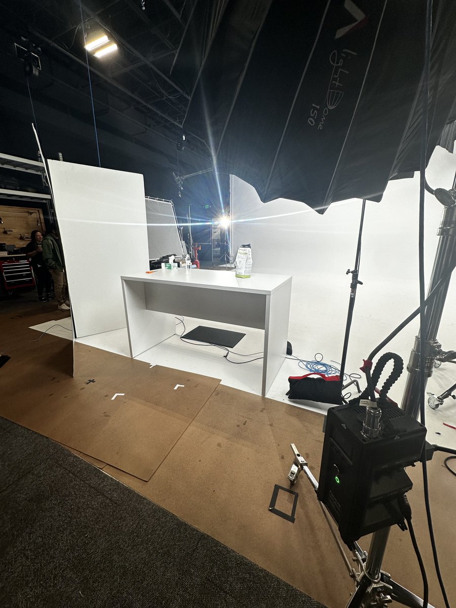 Happy Humpday 😄

Day 2 of filming today ☀️