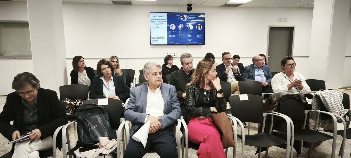 Carlos Olano 🔻 (@clolano) on Twitter photo Presentant la taula rodona "L'impacte social de les càtedres d'economia" de la <a href="/UV_EG/">Universitat València</a> organitzada per <a href="/UVcatedres/">UVcàtedres</a>. Xarrant de transferència i d'aportar valor des de la universitat a la societat. Presentant la taula rodona "L'impacte social de les càtedres d'economia" de la <a href="/UV_EG/">Universitat València</a> organitzada per <a href="/UVcatedres/">UVcàtedres</a>. Xarrant de transferència i d'aportar valor des de la universitat a la societat.