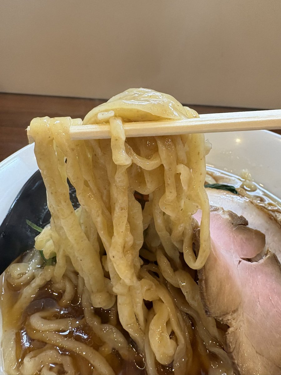 yappi_meshi's tweet image. 中野富士見町の人気店「純手打ち だるま」さんに行ってきたよ！

「着心地の良い上質な普段着のようなラーメン」という表現がジャストミート過ぎる。

余計なことは言わないのでとにかく食べてもらいたい。そんな一杯。