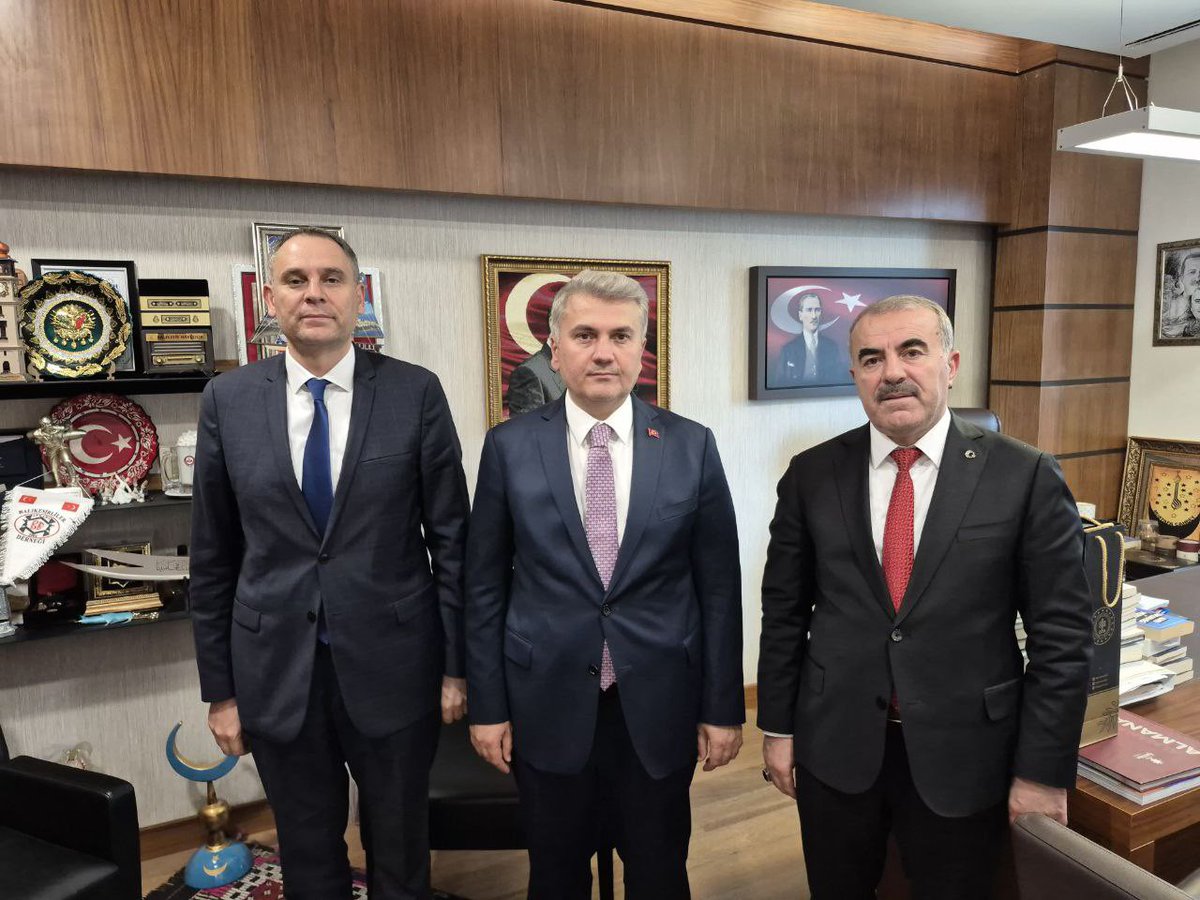 İl Millî Eğitim Müdürümüz Murat Demir ve Müdür Yardımcımız Özcan Özen, TBMM Dışişleri Komisyonu Başkanvekili ve Ak Parti Balıkesir Milletvekilimiz Sn. Mustafa Canbey’i ziyaret etti. 

Ziyarette Balıkesir’de devam eden eğitim yatırımları ve projeler üzerine değerlendirmelerde