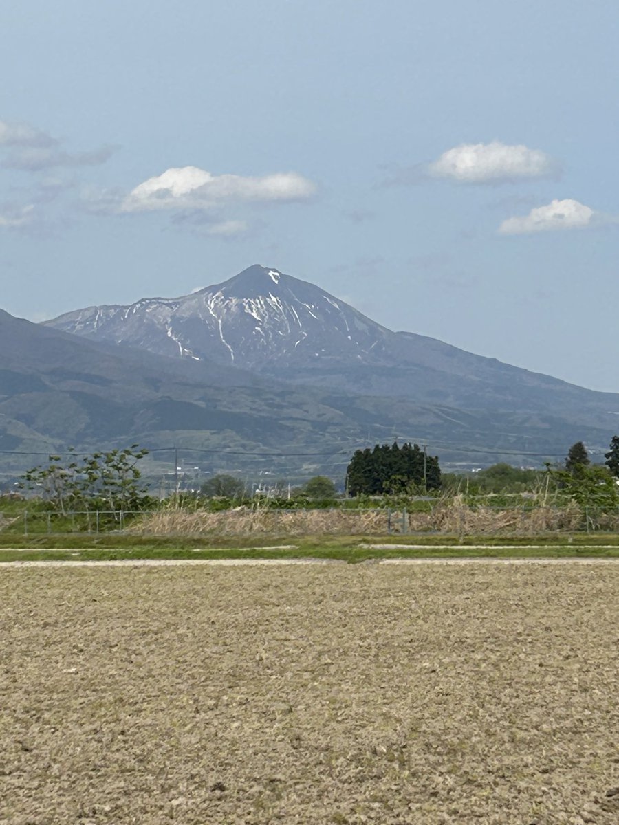 mineralbatake's tweet photo. 磐梯山の山頂部の雪解けが変だ。

最初、雲の影かと思ったが快晴日でも同じ様子。

溶岩の熱によるものなのかな？

噴火の予兆とか？

#磐梯山 https://t.co/Fv7C4Ko87Q