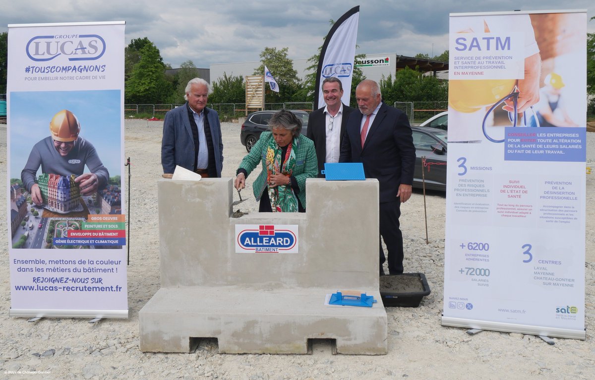 chateau_gontier's tweet photo. Le Président du Pays de #ChateauGontier et le Maire délégué à la pose sur Saint-Fort de la 1re pierre du bâtiment de la #Santé au Travail 🩺en #Mayenne 
▶️ Construit par le #GroupeLucas et livré au 1er  semestre 2026, il assurera le suivi de 13 774 salariés du territoire
#SATM https://t.co/B1eo8OIPZD