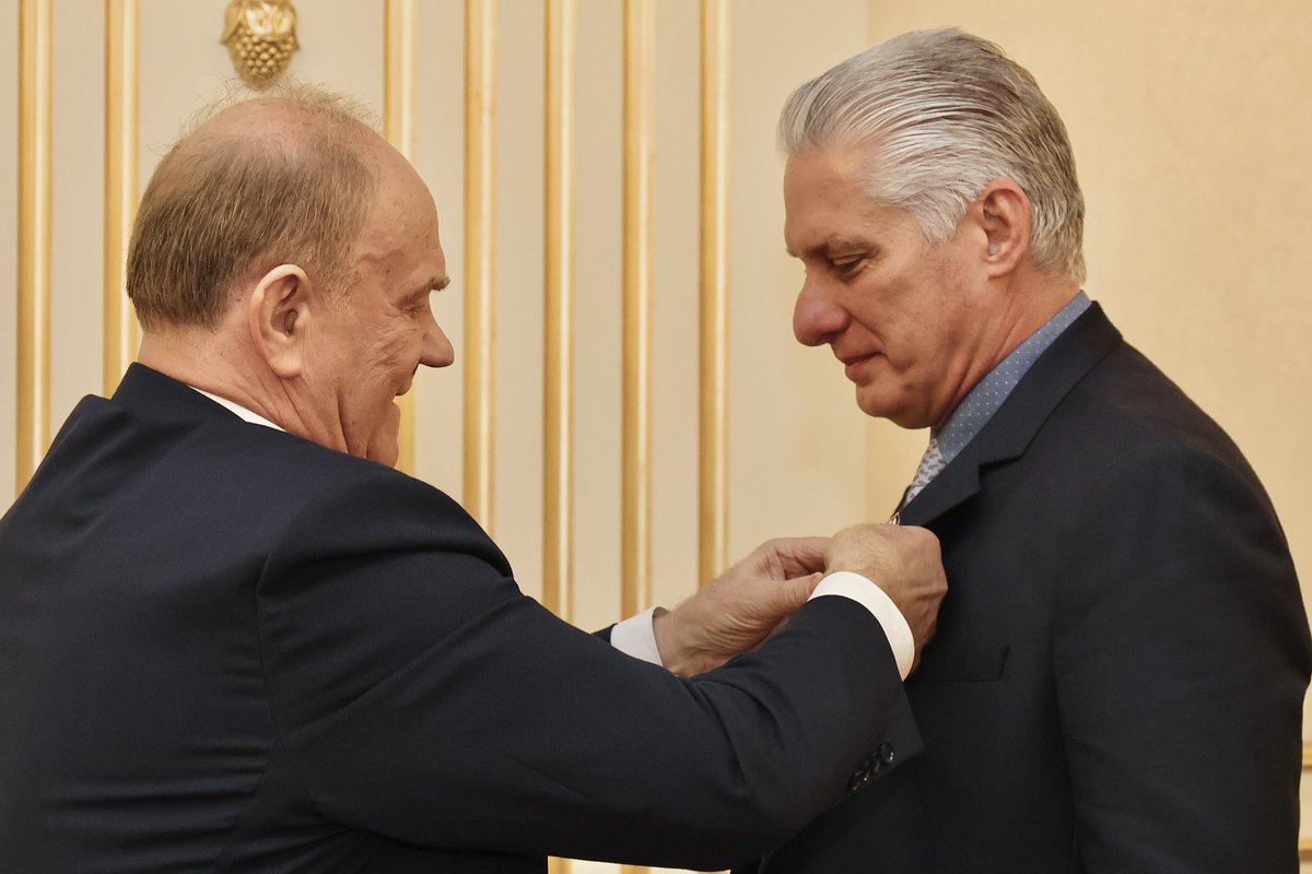 PartidoPCC's tweet photo. El Partido Comunista de la Federación de Rusia distinguió al Primer Secretario del Comité Central del Partido y Presidente de la República de #Cuba, @DiazCanelB con la Medalla en memoria de los 80 años de la Gran Victoria.

#DíazCanelEnRusia https://t.co/1ub0GQK7VI