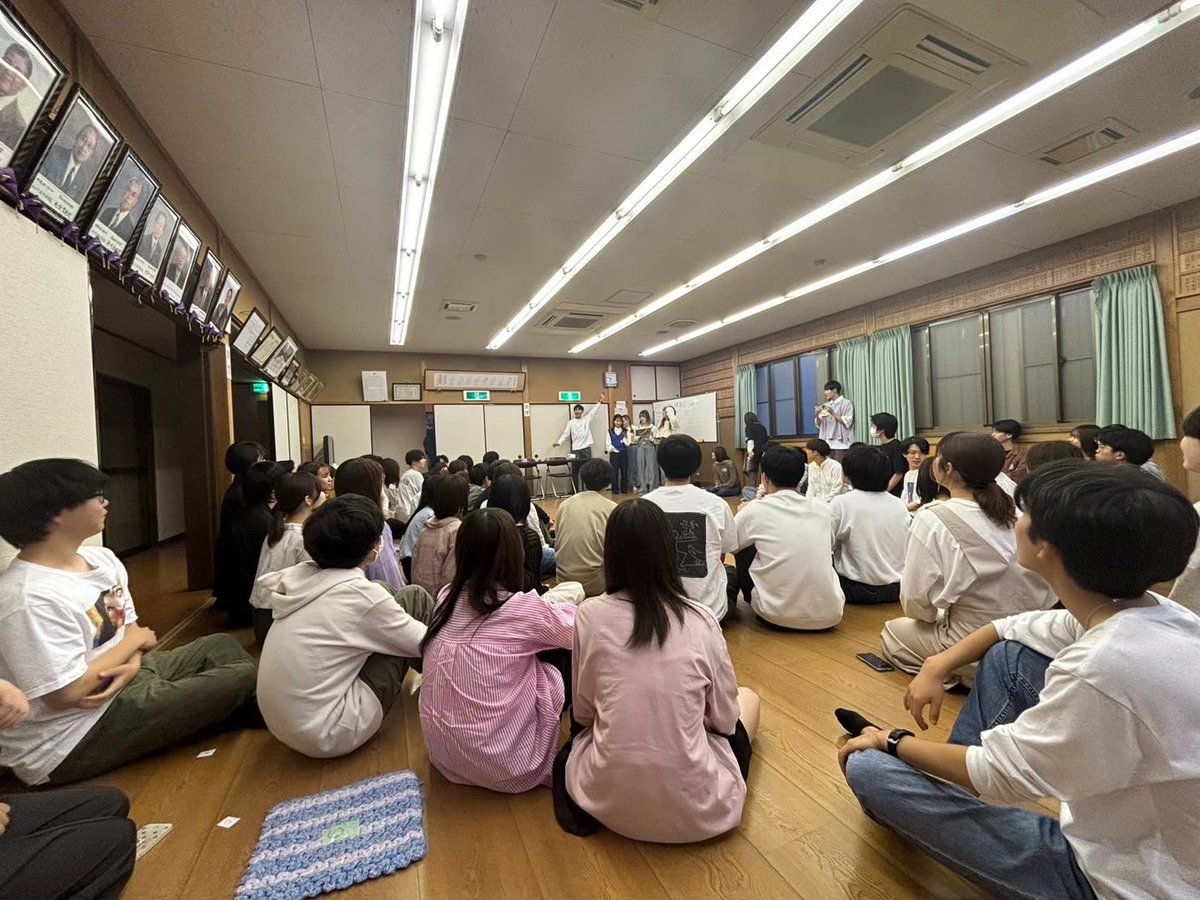 25Chocoletz's tweet photo. 新入生の皆さんにスーパー練習会のお知らせです📢

5/16(金)はスーパー練習会を開催します🎉

スーパー練習会では普段の練習会とは違って、一曲をフルで歌ってみる体験と、レクリエーションを開催します！(写真は去年の様子です！)

興味ある新入生の方は18時にローソン横のテラスに集合してください！ https://t.co/EG2SrTGe3f