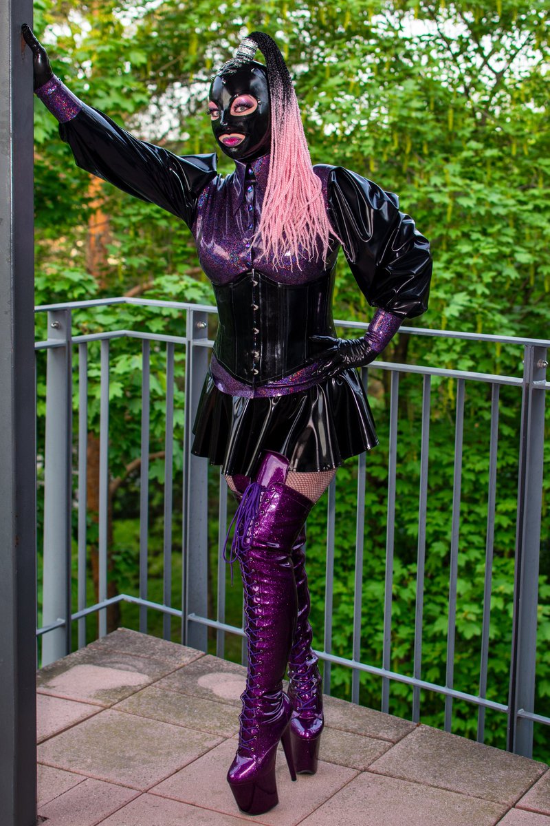 💜🖤 The seductive power of purple and black! A latex outfit color combination that I fell in love with.