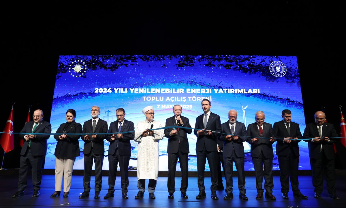 Erdoğan Dijital Medya (@rtedijital) on Twitter photo Cumhurbaşkanımız <a href="/RTErdogan/">Recep Tayyip Erdoğan</a>, 2024 Yılı Yenilenebilir Enerji Yatırımları Toplu Açılış Töreni'ne katıldı.
“Ülkemizin enerji alanında farklı bir ivme yakaladığı herkes tarafından ifade ediliyor. Türkiye olarak enerjide âdeta kendimizle yarış halindeyiz.” Cumhurbaşkanımız <a href="/RTErdogan/">Recep Tayyip Erdoğan</a>, 2024 Yılı Yenilenebilir Enerji Yatırımları Toplu Açılış Töreni'ne katıldı.
“Ülkemizin enerji alanında farklı bir ivme yakaladığı herkes tarafından ifade ediliyor. Türkiye olarak enerjide âdeta kendimizle yarış halindeyiz.”