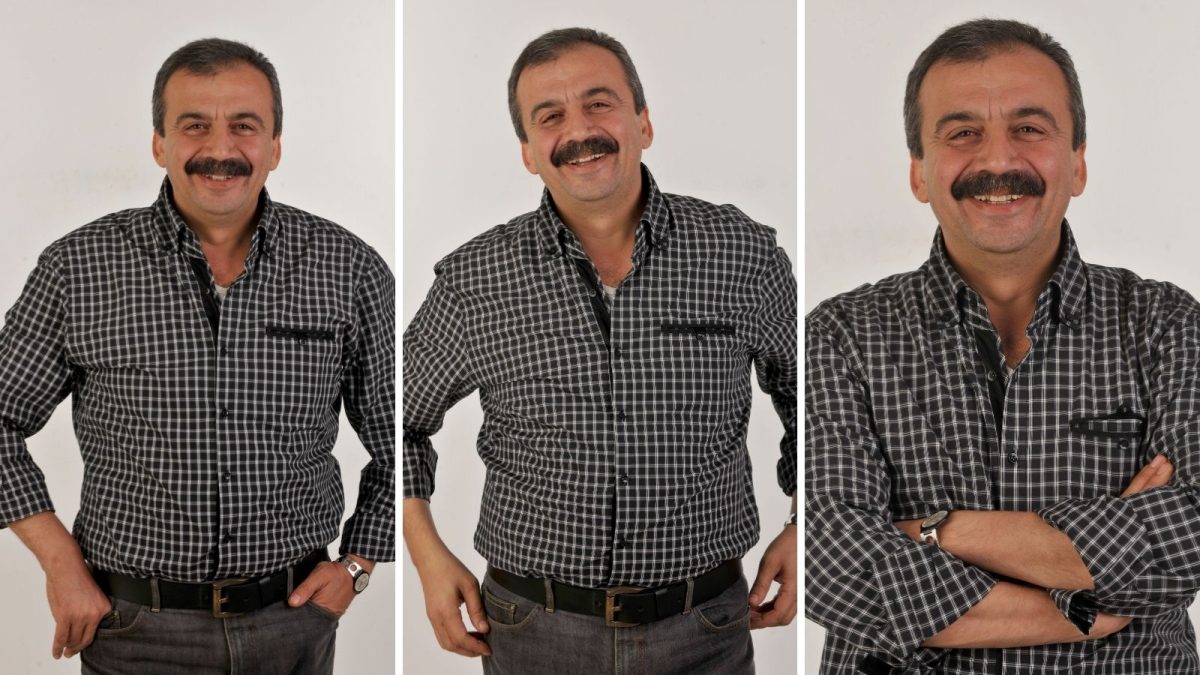 #SırrıSüreyyaÖnder'i kaybetmenin üzüntüsünü yaşıyoruz. Onu kendi yazısı, sözleri ve siyasal ufkuyla, Express sayfalarıyla uğurluyoruz. Anısına, mücadelesine saygıyla...

2011 ve 2013, Gezi'den HDP'ye:
birartibir.org/biz-olmak/

Gezi Direnişi üzerine, 2013:
birartibir.org/bildigimiz-siy…