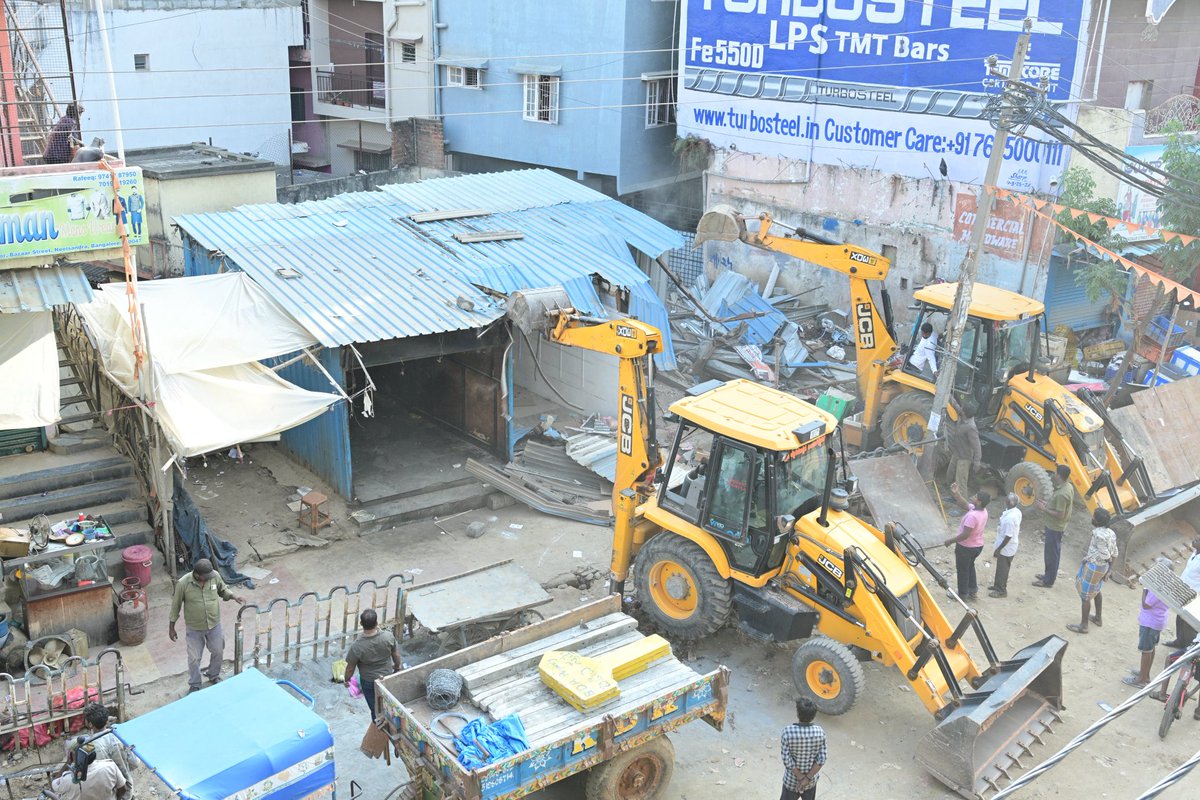 Bangalore Development Authority (@bdacommissioner) on Twitter photo ಬೆಂಗಳೂರು ಅಭಿವೃದ್ಧಿ ಪ್ರಾಧಿಕಾರವು ಅನಧಿಕೃತ ನಿರ್ಮಾಣಗಳನ್ನು ತೆರವುಗೊಳಿಸುವ ಕಾರ್ಯಾಚರಣೆಯನ್ನು ಮುಂದುವರೆಸಿದ್ದು, ಇಂದು ನಡೆದ ಕಾರ್ಯಾಚರಣೆಯಲ್ಲಿ ಆಸ್ಟಿನ್ ಟೌನ್, ಬಜಾಜ್ ಸ್ಟ್ರೀಟ್ ಮತ್ತು ನೀಲಸಂದ್ರದಲ್ಲಿ ರೂ. 3 ಕೋಟಿ ಆಸ್ತಿಯನ್ನು ವಶಪಡಿಸಿಕೊಂಡಿದೆ.
ಆಸ್ಟಿನ್ ಟೌನ್, ಬಜಾಜ್ ಸ್ಟ್ರೀಟ್, ನೀಲಸಂದ್ರ ಮಳಿಗೆ ಸಂಖ್ಯೆ 31/1 ಮತ್ತು ಬೆಂಗಳೂರು ಅಭಿವೃದ್ಧಿ ಪ್ರಾಧಿಕಾರವು ಅನಧಿಕೃತ ನಿರ್ಮಾಣಗಳನ್ನು ತೆರವುಗೊಳಿಸುವ ಕಾರ್ಯಾಚರಣೆಯನ್ನು ಮುಂದುವರೆಸಿದ್ದು, ಇಂದು ನಡೆದ ಕಾರ್ಯಾಚರಣೆಯಲ್ಲಿ ಆಸ್ಟಿನ್ ಟೌನ್, ಬಜಾಜ್ ಸ್ಟ್ರೀಟ್ ಮತ್ತು ನೀಲಸಂದ್ರದಲ್ಲಿ ರೂ. 3 ಕೋಟಿ ಆಸ್ತಿಯನ್ನು ವಶಪಡಿಸಿಕೊಂಡಿದೆ.
ಆಸ್ಟಿನ್ ಟೌನ್, ಬಜಾಜ್ ಸ್ಟ್ರೀಟ್, ನೀಲಸಂದ್ರ ಮಳಿಗೆ ಸಂಖ್ಯೆ 31/1 ಮತ್ತು