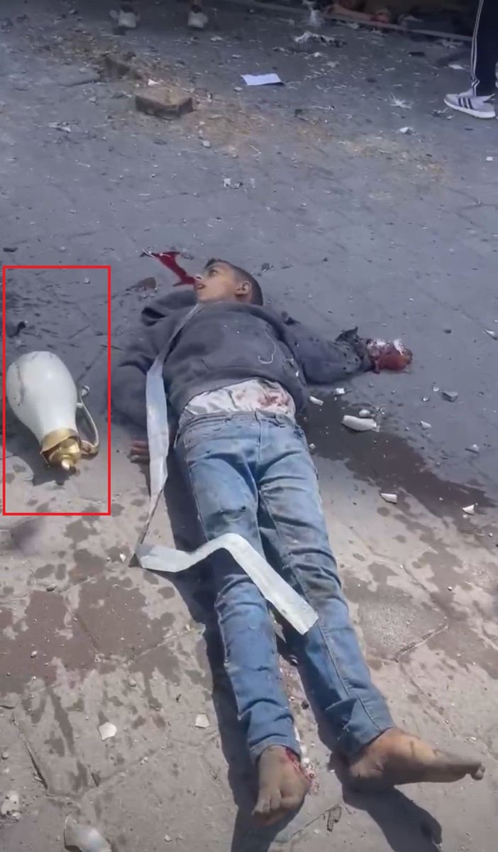 الاحتلال النازي الإسرائيلي المجرم قبل قليل قام بقتل بائع القهوة، هذا الطفل الذي كان يبحث عن لقمة عيش.. هذه هي أهداف هذا الجيش القذر..
#وللحديث_بقايا