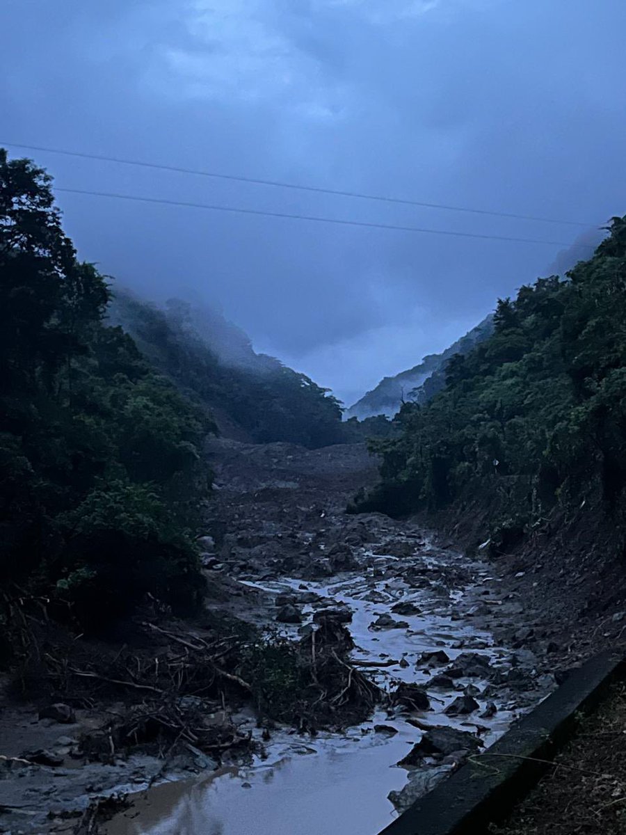 ¡ATENCIÓN! Debido a movimiento en masa que genera la obstrucción en el cauce del río San Juan, hacemos un llamado a la comunidad del sector de Peñalisa a evacuar de manera inmediata. 

Igualmente, pedimos a los conductores tomar vías alternas, debido a que el paso por la Troncal