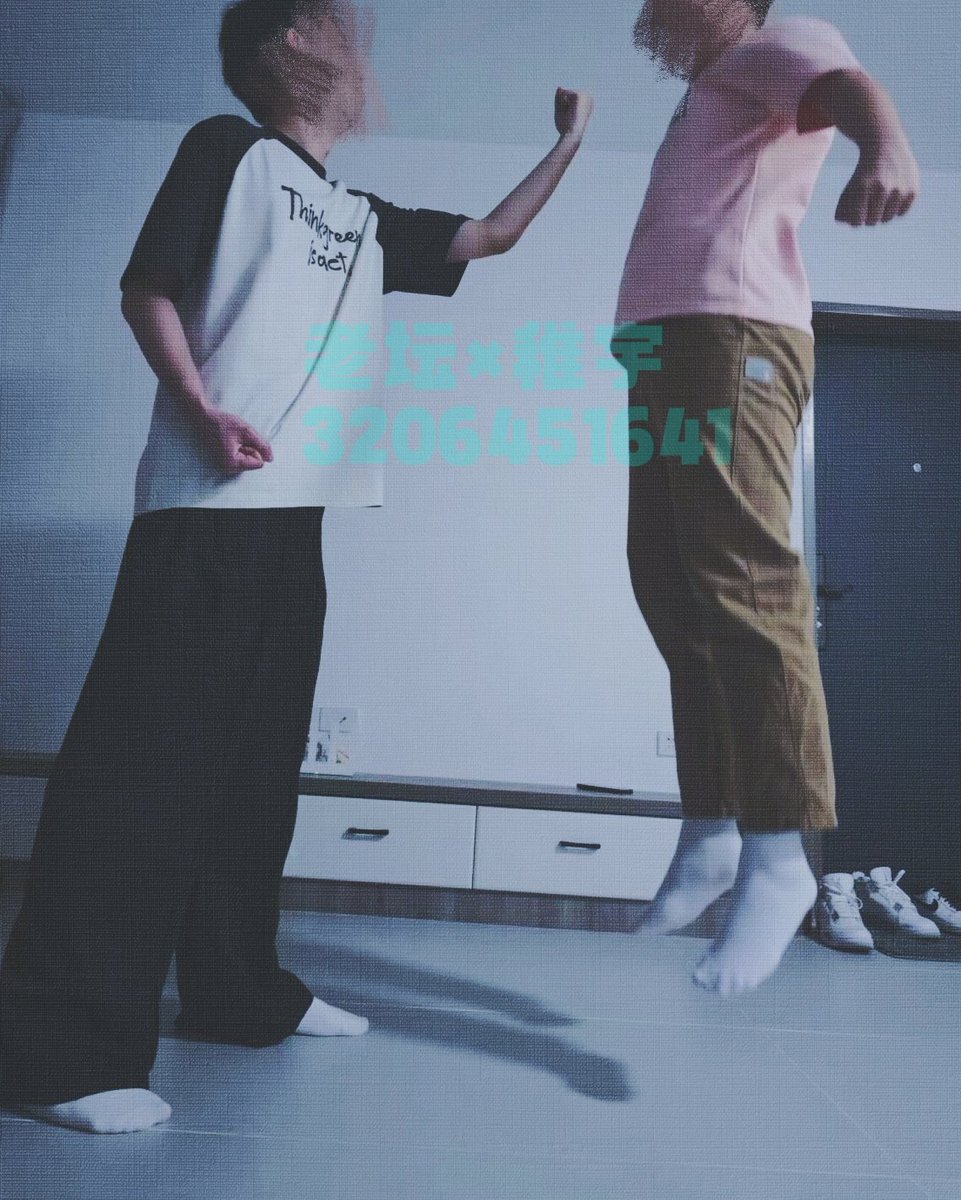 Tank521627's tweet photo. 与 小宇 @1781214756Yu  梦幻联动
（ 1 / 2 ）←可能还有3
让我好好把玩这双敏感的🦶😏
er：我（粉衣服）
p4：t小宇太狠被逮了 https://t.co/tGr42mCyot