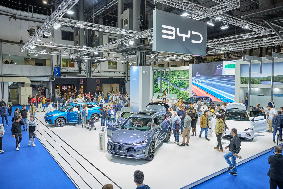 I_Trasmonte's tweet photo. YD ESTARÁ PRESENTE EN AUTOMOBILE BARCELONA 2025 CON EL DEBUT NACIONAL DE DENZA Y EXCLUSIVAS OFERTAS COMERCIALES

➡️ BYD participará por segunda vez consecutiva en @automobilebcn , del 9 al 18 de mayo en Fira de Barcelona
➡️ DENZA, la marca premium de BYD, hará su debut oficial en España con la presentación del innovador Z9 GT
➡️ Los visitantes podrán disfrutar de ofertas comerciales exclusivas, como financiación al 3,75% TIN1 o descuentos directos de 1.000 € y adelanto del Plan MOVES III, en todas las operaciones cerradas durante el evento
La marca contará con un amplio stand y una zona de test drive donde se podrá probar prácticamente toda su gama de modelos

BYD, líder mundial en vehículos enchufables y baterías eléctricas, será uno de los grandes protagonistas de la 43ª edición de Automobile Barcelona, que se celebrará en el Recinto de Montjuïc (Fira de Barcelona) del 9 al 18 de mayo, en horario de 11:00 a 20:00 horas entre semana y de 10:00 a 20:00 los fines de semana.

Desde su llegada al mercado español en marzo de 2023, BYD España ha hecho una gran apuesta en Cataluña, donde ya cuenta con 14 concesionarios oficiales. Junto a sus socios comerciales en la zona, Quadis y Grupo Vallescar Automoción , BYD desplegará en esta edición de Automobile Barcelona un impresionante stand de más de 900 m² en el que se exhibirá gran parte de su gama de modelos enchufables, con especial protagonismo de las últimas novedades:

➡️ BYD ATTO 2, un SUV urbano que es el último lanzamiento de la marca en llegar al mercado español.
➡️ BYD ATTO 3, recientemente renovado con cambios en diseño, equipamiento y mayor potencia de carga en corriente continua, con hasta 110 kW.
➡️ BYD SEAL, la berlina del segmento D con hasta 390 kW/530 CV de potencia máxima y hasta 570 km2 de autonomía en ciclo combinado.
➡️ BYD SEAL U, un SUV familiar del segmento D disponible con propulsores 100% eléctricos o híbridos enchufables, que acaba de estrenar su versión DM-i Comfort con una autonomía eléctrica en ciclo combinado de 125 km2 y de 177 km2 en ciclo urbano.
➡️ BYD SEALION 7, que cuenta con una potencia de hasta 390 kW/530 CV y una autonomía de 502 km2 en ciclo combinado
➡️ BYD TANG, el renovado SUV del segmento E con una nueva batería de 108,8 kWh y hasta 530 km2 de autonomía en ciclo combinado

Accede a la nota de prensa completa aquí
 👉 https://t.co/nOkPDsJlNm

#byd