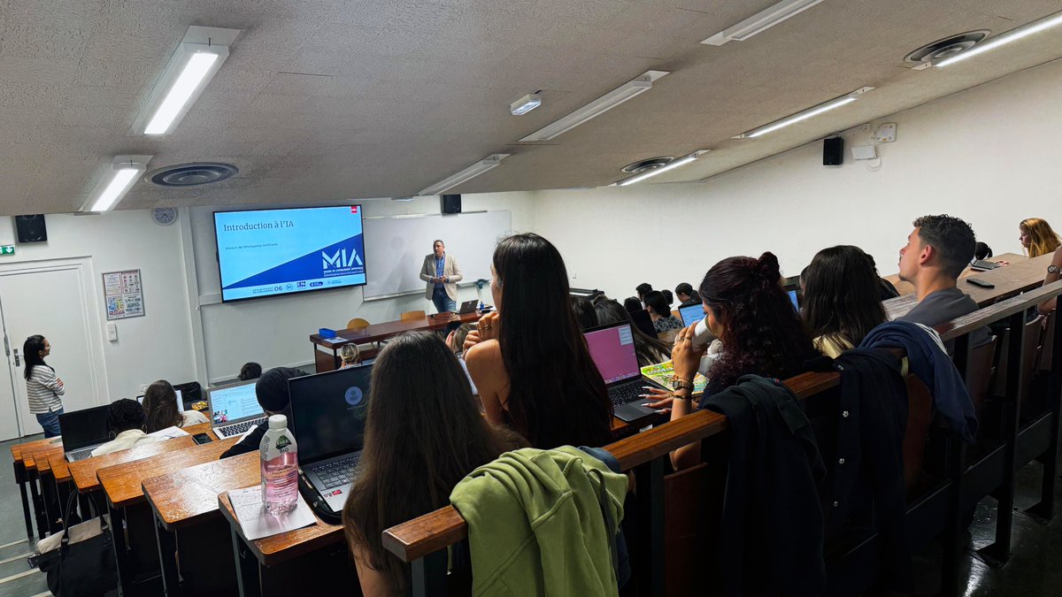 Maison de l'Intelligence Artificielle (@maison_ia) on Twitter photo 🎓🤖 IA & Médias : décryptage et mise en pratique au Campus Carlone avec les étudiants <a href="/Univ_CotedAzur/">Université Côte d'Azur</a>
➡️ IA générative, deepfakes, désinformation, prompts…
Des échanges riches pour former des pros éclairés👏
Merci à Mme Shiming Shen (EFELIA Côte d'Azur) pour l’invitation🙏 🎓🤖 IA & Médias : décryptage et mise en pratique au Campus Carlone avec les étudiants <a href="/Univ_CotedAzur/">Université Côte d'Azur</a>
➡️ IA générative, deepfakes, désinformation, prompts…
Des échanges riches pour former des pros éclairés👏
Merci à Mme Shiming Shen (EFELIA Côte d'Azur) pour l’invitation🙏