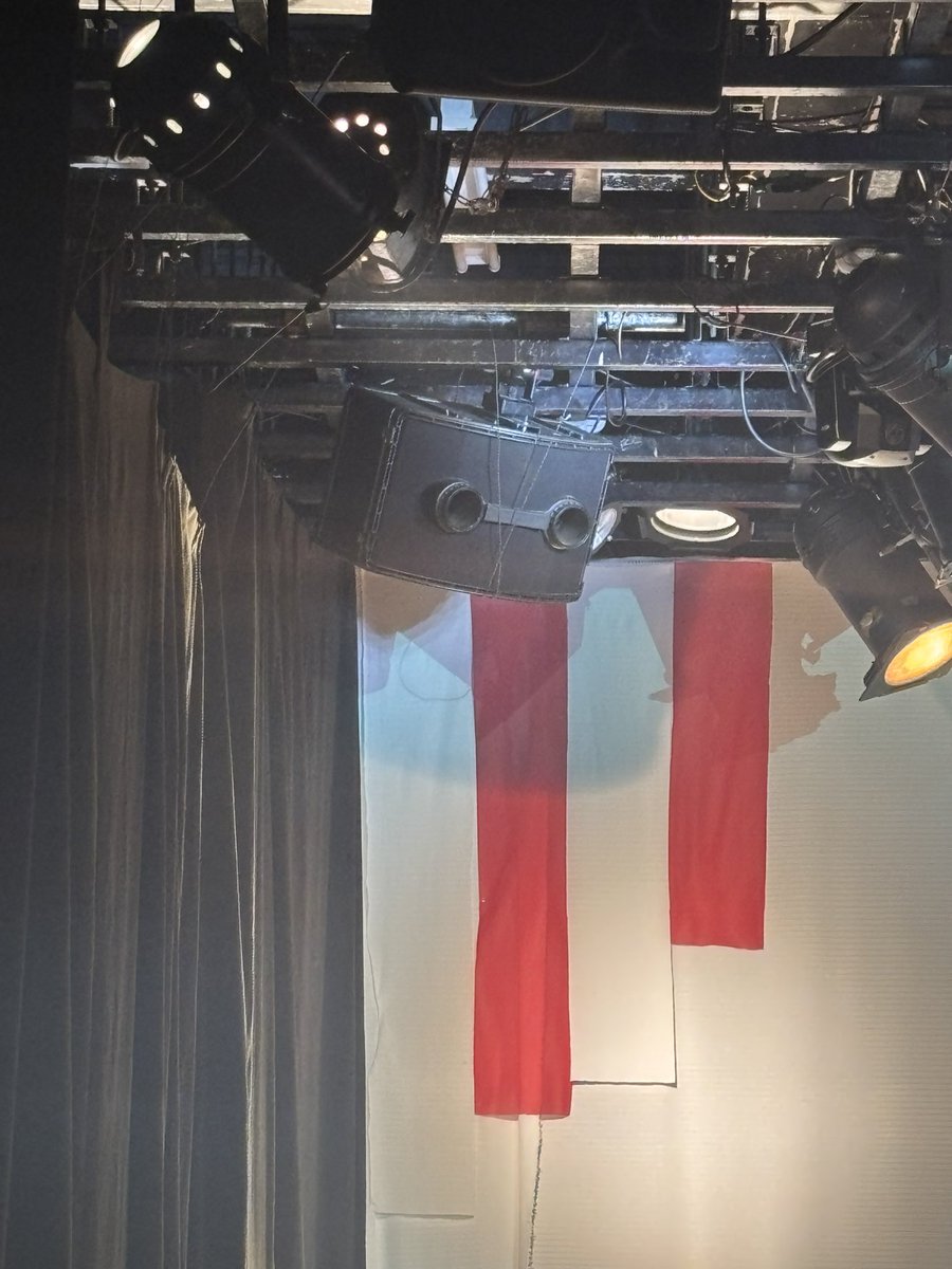 終演
 
 #うつつつう で調べると3回写真で出てくる出しゃばり音響補佐でした。
お詫びに今回もサスを浴びてるスピーカーを添えます。

近々早大劇研にまた藤井一輝が現れるのでお楽しみに！

 #早大劇研