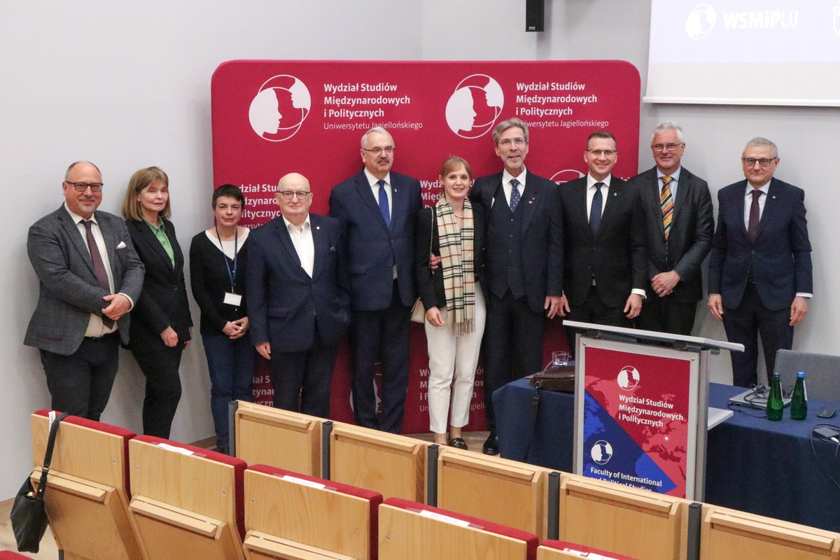 Ambasador Austrii w Polsce, Pan Andreas Stadler, odwiedził wczoraj Uniwersytet Jagielloński.  Na naszym Wydziale wygłosił wykład „Wspólne wyzwania w Europie: zasady praworządności, rosyjska agresja na Ukrainę oraz kryzys klimatyczny” odpowiadając też na liczne pytania studentów.