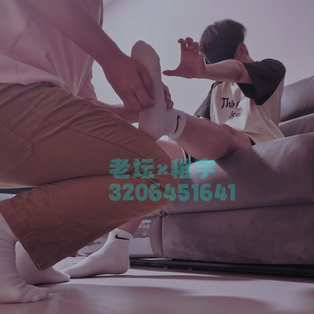 Tank521627's tweet photo. 与 小宇 @1781214756Yu  梦幻联动
（ 1 / 2 ）←可能还有3
让我好好把玩这双敏感的🦶😏
er：我（粉衣服）
p4：t小宇太狠被逮了 https://t.co/tGr42mCyot