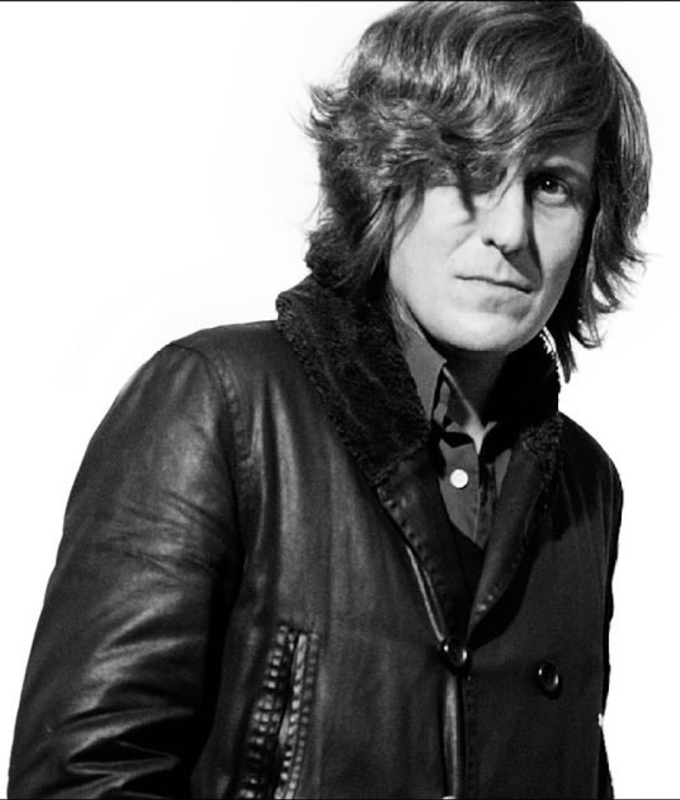 La mirada de un hombre a veces puede decir muchas cosas sobre su vida... 

A veces por un pestañeo, a veces por su pesadez. 

Que tanto podría decir la de #NachoVegas 

#NVyTE