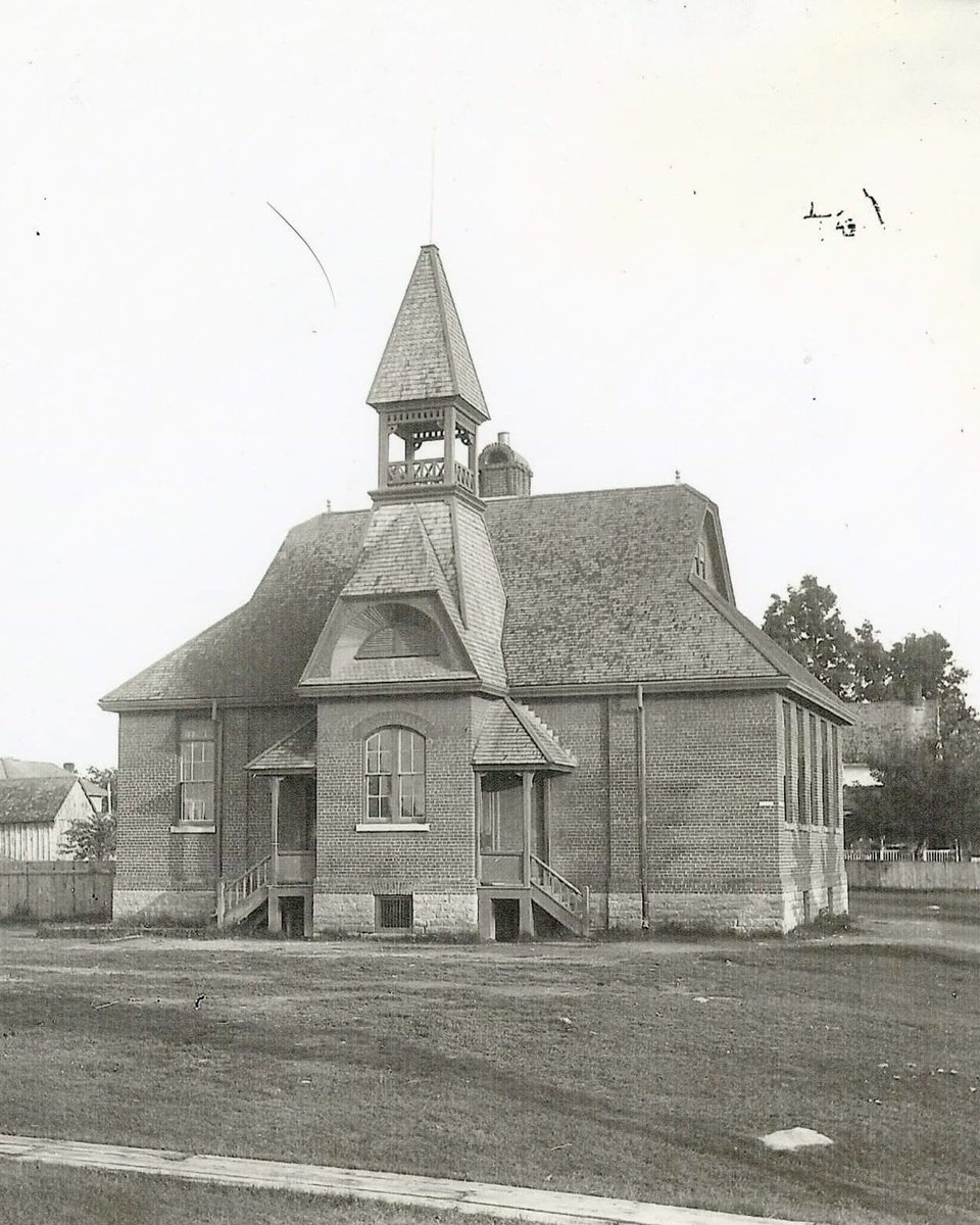 thekeyholehouse's tweet photo. Did the children playing in the Aberdeen schoolyard ever wonder… who lived across the street?

In the 1930s, a fortune teller by the name of Francis Fitzgerald conducted business from home.

One of her regular clients? A man history would remember: William Lyon Mackenzie King. https://t.co/k6adSeUw4z