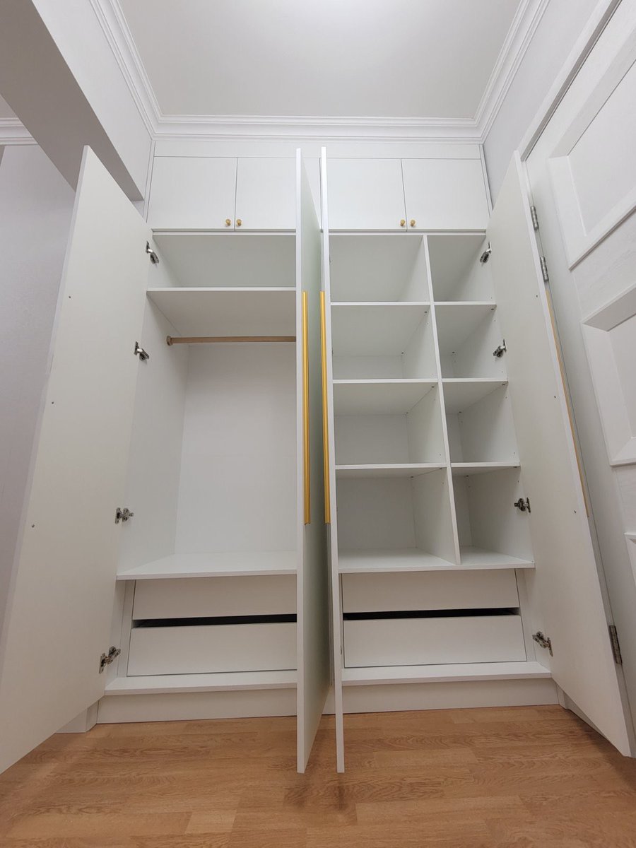 #King_Tower хотхонд захиалгын дагуу унтлагын өрөөний шкаф хийж өглөө. 

Материал : Hansol брэнд - Vanilla өнгийн хаалганы хавтан
Их биений рам : Орос цагаан өнгийн хавтан 
DTC брэндийн ул зам нугас ашиглав. 

Утас : 7272-2929    8011-2326