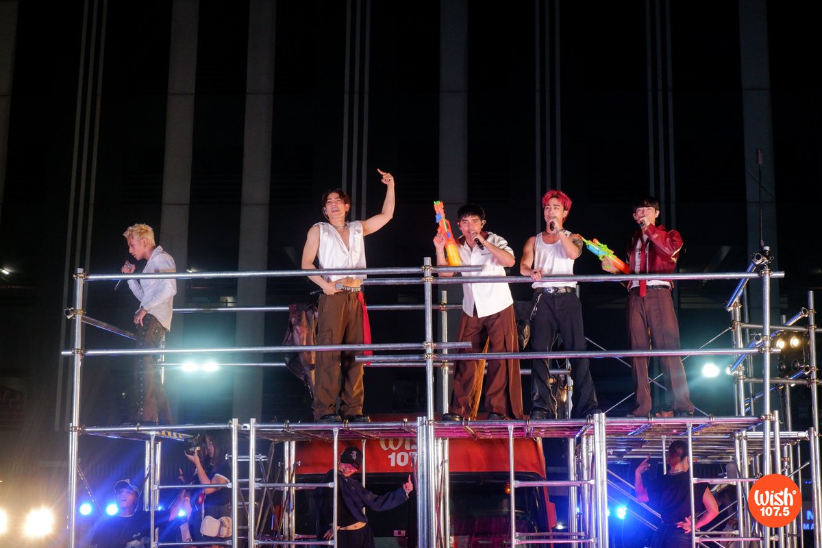 wish1075's tweet image. To the delight of Wishers and A’TIN, the group surprised fans by performing another track, “DUNGKA!”, outside the Wish Bus — on a makeshift stage — marking a first in Wish Bus history.