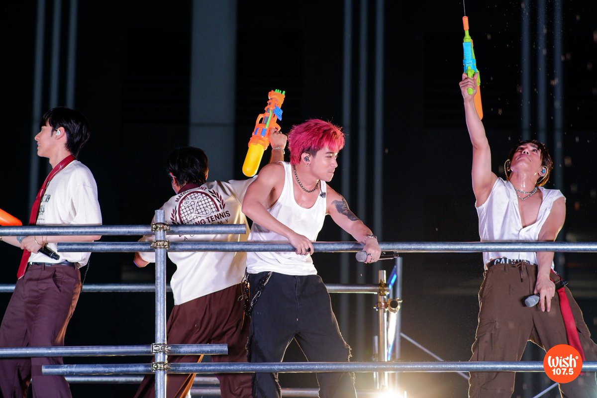 wish1075's tweet image. To the delight of Wishers and A’TIN, the group surprised fans by performing another track, “DUNGKA!”, outside the Wish Bus — on a makeshift stage — marking a first in Wish Bus history.