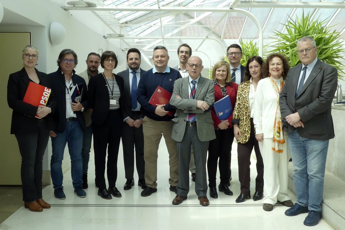 🗣️La Comisión de Inclusión Social recibe a representantes de la Plataforma de Voluntariado, Cruz Roja, el Centro de Orientación Familiar y el Banco de Alimentos.
Comparecen para dar su opinión sobre el proyecto de Ley de Voluntariado de Cantabria.