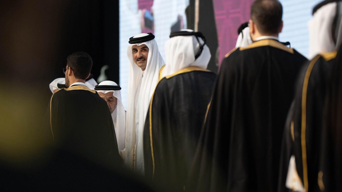 TamimBinHamad's tweet image. نفخر بتخريج الدفعة الـ48 من طلاب جامعة قطر، ونبارك لهم هذا التفوق المستحق، راجين لهم مستقبلاً واعداً في تطلعاتهم العلمية والمهنية، مع تهانينا لأسرهم وأساتذتهم على ما يبذلونه من جهود مخلصة في دعم وتأهيل هذه الكوكبة من كفاءاتنا الوطنية، بما يسهم في مسيرة بلادنا نحو التقدم والنماء…
