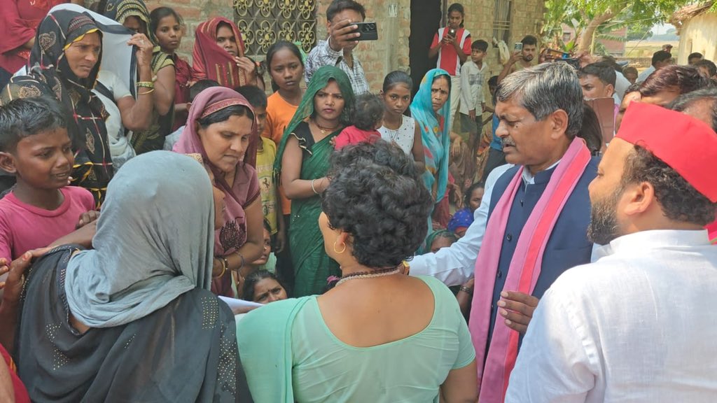 फया राजभर हत्याकांड: समाजवादी पार्टी न्याय और साथ दोनों के लिए खड़ी है

7 मई 2025 को समाजवादी पार्टी के राष्ट्रीय अध्यक्ष
माननीय श्री अखिलेश यादव जी
के निर्देश पर पार्टी का प्रतिनिधिमंडल वाराणसी पहुँचा और
फया राजभर जी के परिजनों से भेंट की।

प्रतिनिधिमंडल का नेतृत्व कर रहे थे