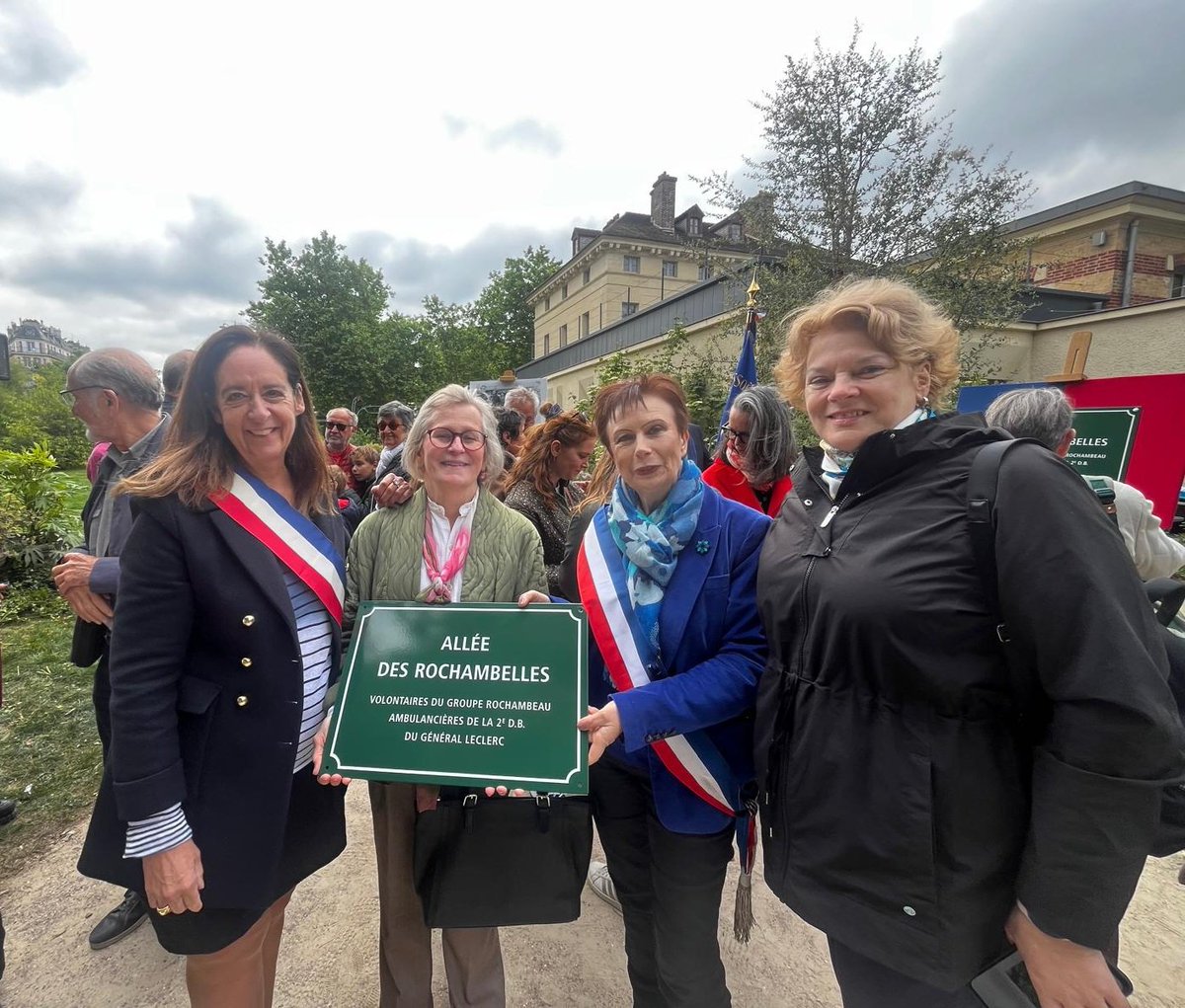 kat2mx's tweet photo. Heureuse de représenter M. le Maire @Jeremy_Redler @mairiedu16 à l'inauguration des allées des Rochambelles, ambulancières #2eDB #Leclerc et des Marinettes en présence de leurs familles &amp; Ellen Hampton auteur du livre "les Rochambelles"
#80ans #8mai #Reconnaissance 🇨🇵 ☨ 🇺🇸 🇬🇧 🇨🇦 https://t.co/EaBUz0j0Y6