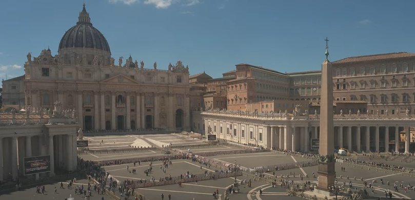 #EnDesarrollo: Así luce la Plaza de San Pedro en la Ciudad del Vaticano, a pocas horas de que se realice la primera votación del Cónclave.

Cientos de fieles visitan la Basílica de San Pedro #NM935