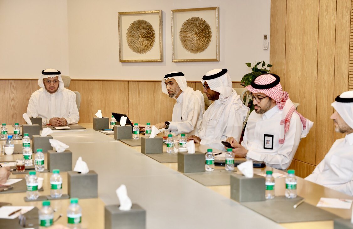 أمين عام #جمعية_البر_بالأحساء ، المهندس صالح آل عبدالقادر، يرأس اجتماع مديري المراكز التابعة للجمعية، بحضور أعضاء الهيئة الإدارية، لمناقشة عدد من الجوانب التطويرية