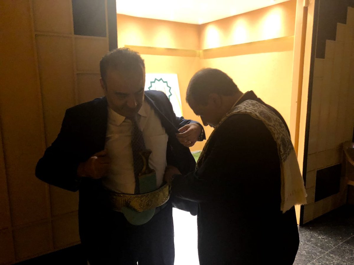 ابني عندو امتحان جغرافيا وطلب مني ساعدو وكان السؤال:
اين تقع اليمن وماذا يحدها وبماذا تتميز وأهم منتجاتها فقلت له اكتب الأجابة .
اليمن لا تقع بل توقع اعدائها بشر افعالهم وهي ترتفع عن سطح 
العمالة سنين ضوئية وتحلق في رحاب الرسالات السماوية 
اليمن عدد سكانها لا يقاس بعدد البشر بل