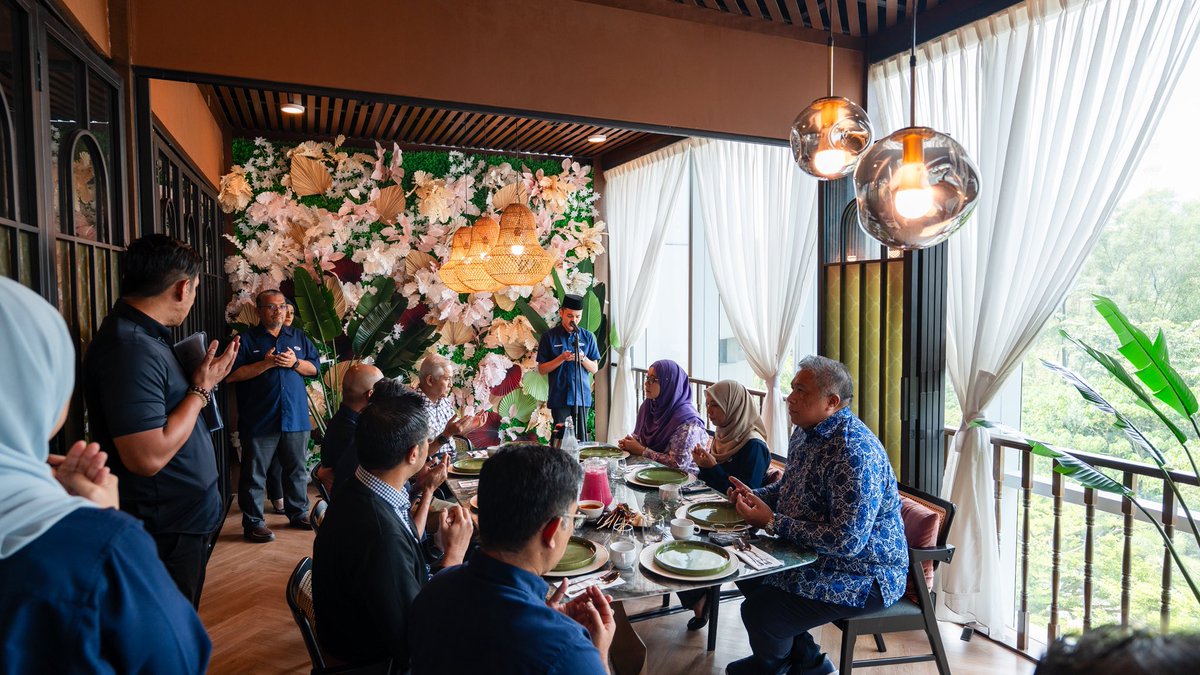 Unit Setiausaha Syarikat dan Tadbir Urus telah menganjurkan majlis perpisahan bagi meraikan jasa dan sumbangan mantan Ahli Lembaga Pengarah serta Pengurusan Tertinggi PUNB telah diadakan pada Rabu, 7 Mei 2025.

Yang diraikan:

𝐌𝐚𝐧𝐭𝐚𝐧 𝐀𝐡𝐥𝐢 𝐋𝐞𝐦𝐛𝐚𝐠𝐚 𝐏𝐞𝐧𝐠𝐚𝐫𝐚𝐡