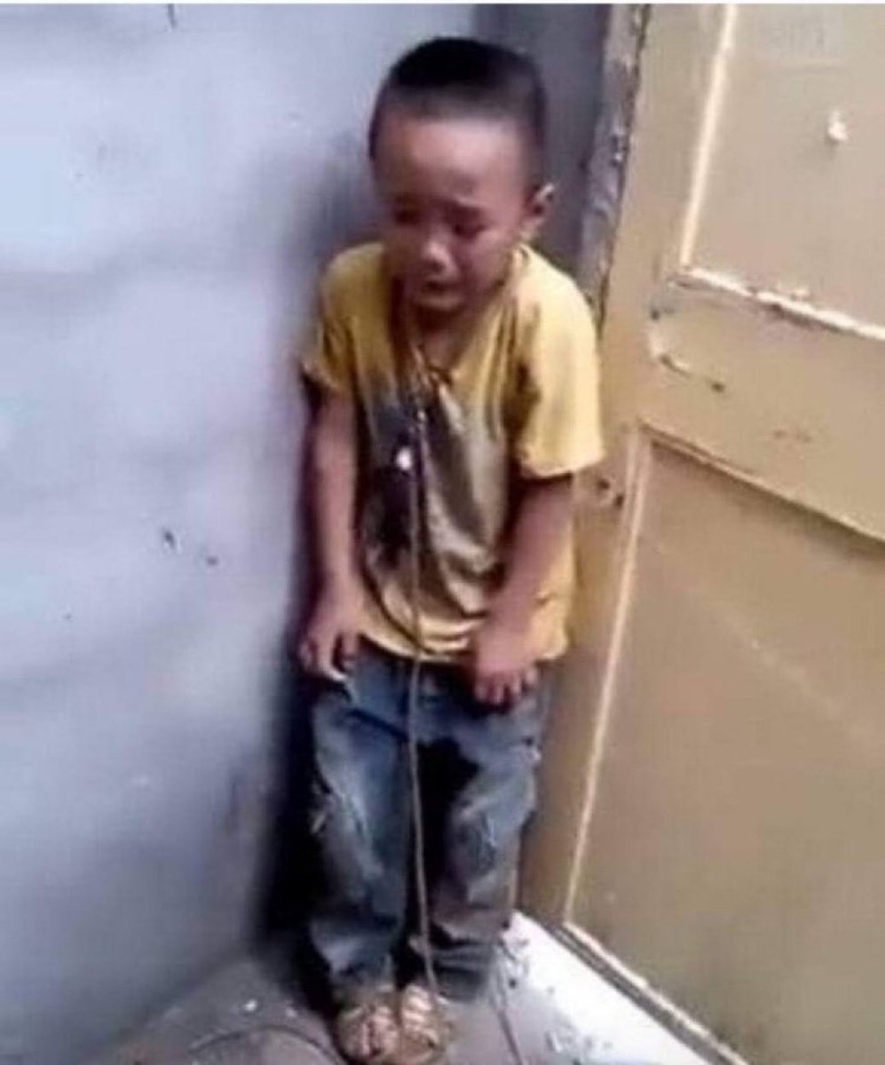 👋 boynundan ve ayaklarından zincirlenmiş çocuk Korkudan titriyor.

⚠️ Uygur Türkleri ile Dertlenmek  insanlığınızı Yüceltir❗️