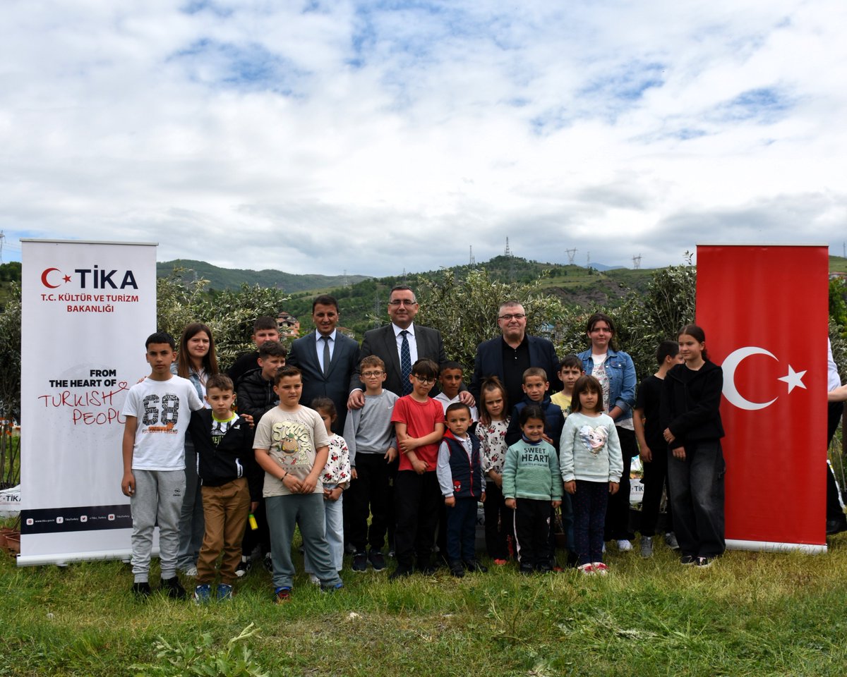Tika_Turkiye's tweet image. Türkiye, #Arnavutluk’ta yetim ailelerin yanında! 🇹🇷🤝🇦🇱

🫒TİKA, “Yeşeren Umutlar Projesi” kapsamında kırsal bölgelerde yaşayan ihtiyaç sahibi 50 yetim aileye zeytin fidanı ve kimyasal gübre desteğinde bulundu.

🔗tika.gov.tr/tikadan-arnavu…