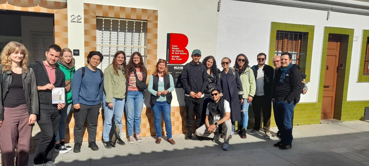 ❗️Ahir, visita al Museu de les Cases Barates del Bon Pastor amb l’alumnat del Màster de Sociologia UB. Una experiència per entendre la ciutat des dels seus processos de transformació, la vida quotidiana i els conflictes d’habitatge encara vigents.
