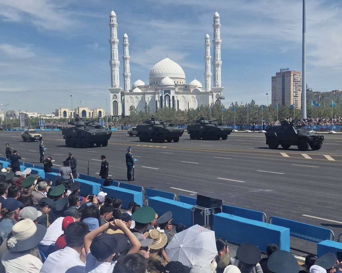 Kazakistan’da envanterde olan 4x4 ve testleri başarıyla geçen 8x8 araçlarımız Kazakistan'da Vatan Savunucuları Günü onuruna askeri geçit töreninde yer aldı.