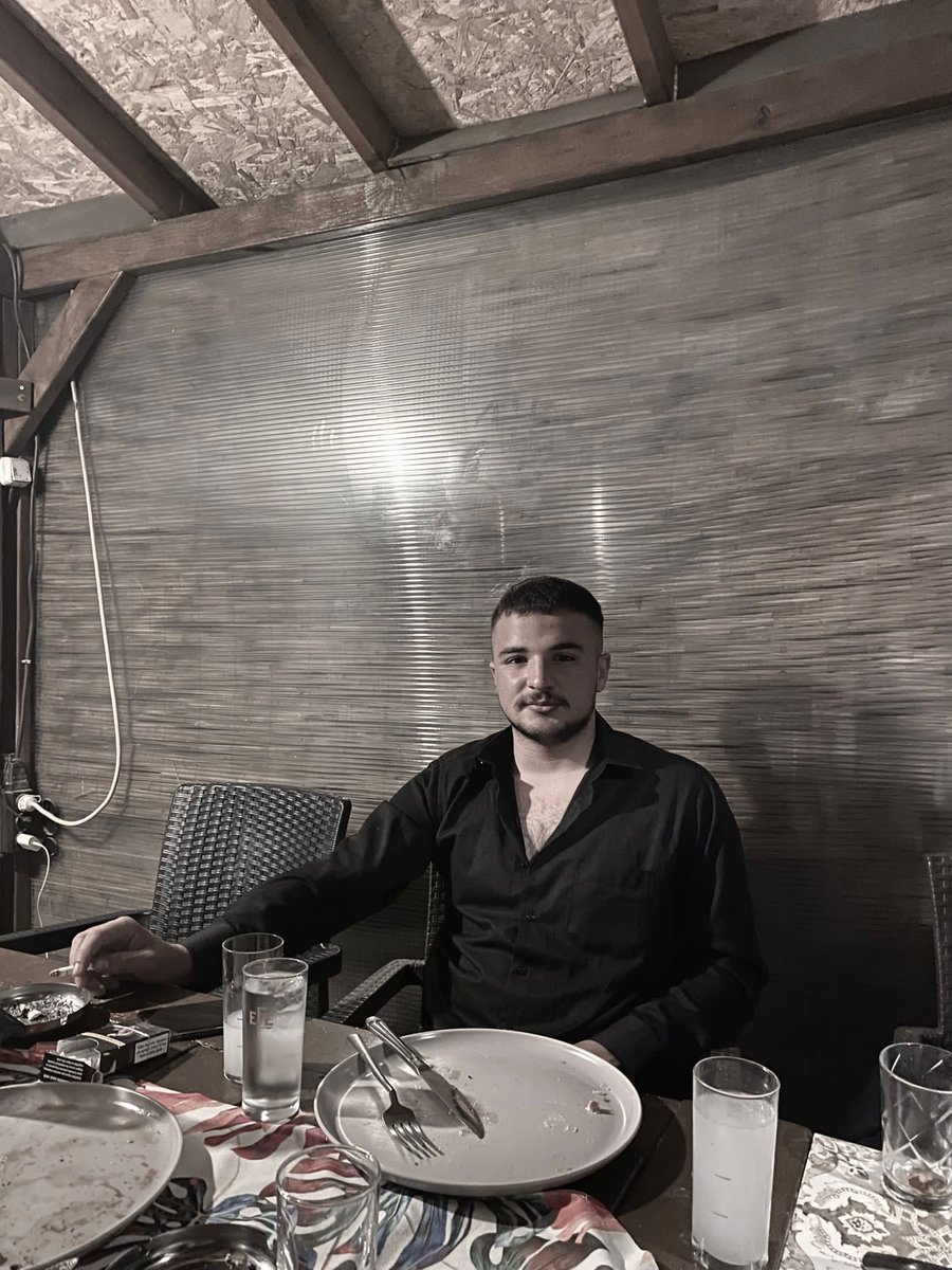 Bunalıyoruz çocuk,bunalıyoruz
Biçim veremediğimiz şeylerin 
Biçimini alıyoruz.