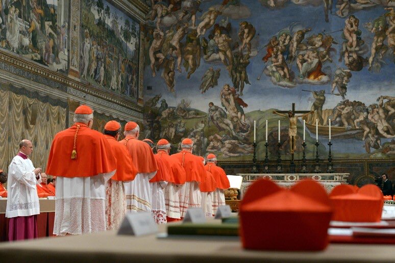 Si leggono cardinali che dicono: “sulle riforme di Francesco non si può tornare indietro”. E’ la prova (l’ennesima) che certi cardinali non conoscono la storia della Chiesa e neanche la dottrina cattolica. Dunque mi chiedo: quanti sono i non-cattolici dentro la Sistina? #conclave