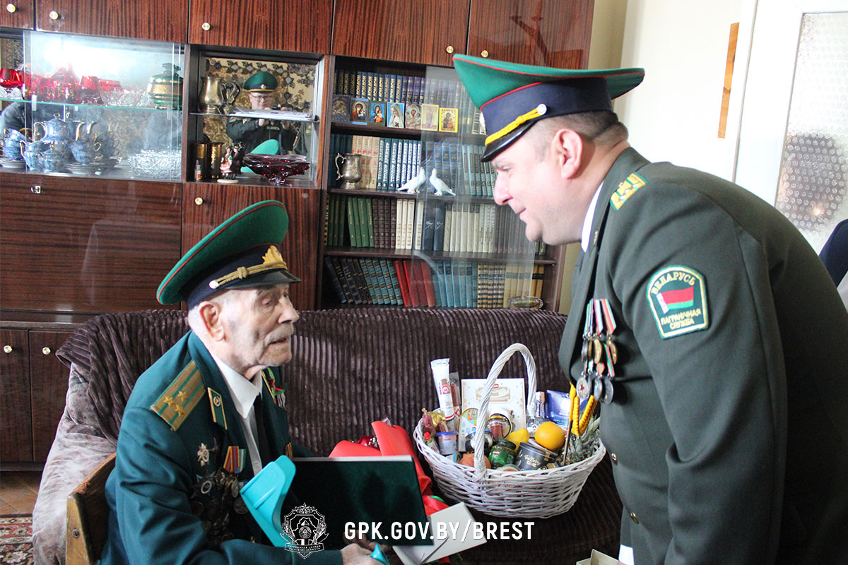Brest_POGG's tweet photo. 🎼 ПЕСНИ ВОЕННЫХ ЛЕТ ВНОВЬ ПРОЗВУЧАЛИ НА ГОРОДСКИХ УЛИЦАХ 
Брестские пограничники поздравили ветерана Великой Отечественной войны полковника в отставке Николая Никитовича Мельника, выступив с концертной программой перед его домом. https://t.co/01zTSh62pj https://t.co/8jyFAUatew
