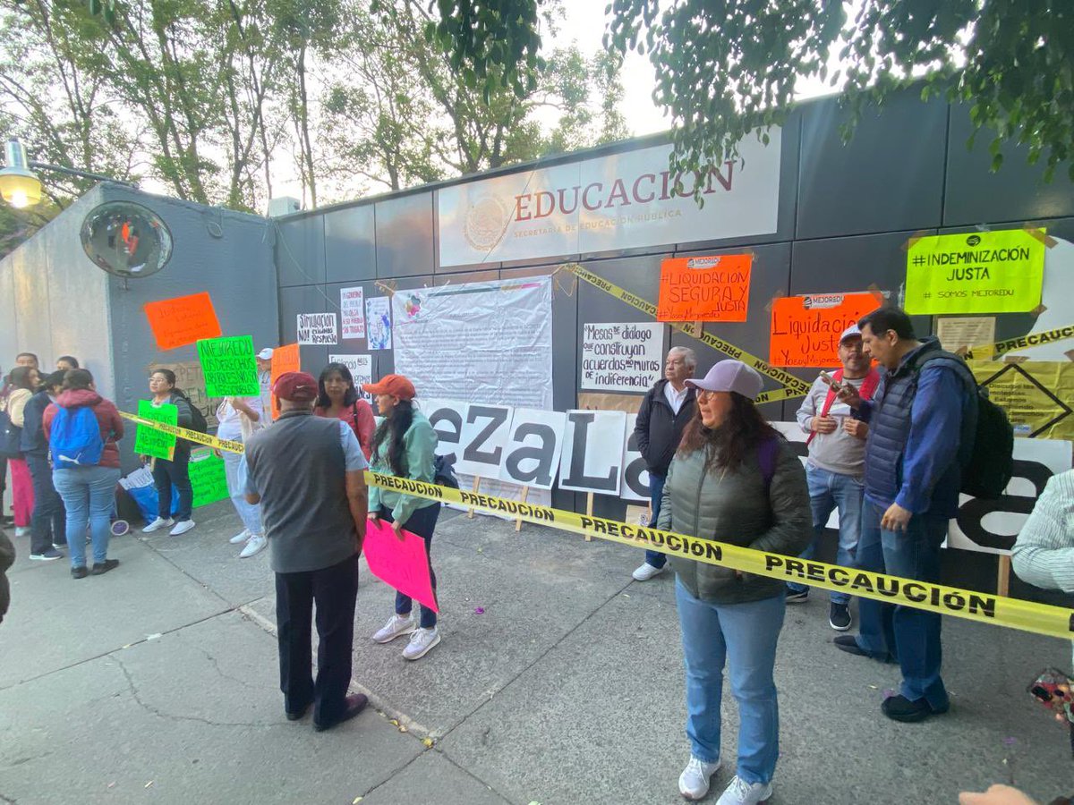 TMejoredu's tweet photo. #Entérate 🗣️8a movilización de trabajadorxs de #Mejoredu. 
Ante la renuencia de @mario_delgado y @Claudiashein de dar claridad al proceso de extinción y #CertezaLaboral tomamos las instalaciones de la @SEP_mx en Av. #Universidad 
Exigimos haya acuerdos claros 
#DiálogoySolucion https://t.co/okgQiVULd8