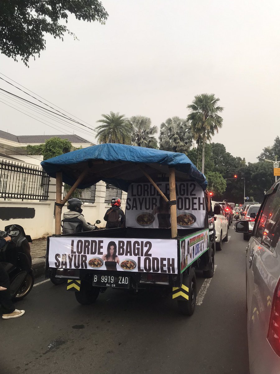 GhaniaUtoyo's tweet photo. KALO INI CREATIVE CAMPAIGN BENERAN GUE SALUT SIH ANJIR, NGAKAK BGT LORDE TO SAYUR LODEH??!!😂

Seliweran tadi di metro pondok indah, ada barcodenya “dengerin lagu gue dong” blm dicoba cek ntar deh gue update lagi WKWK https://t.co/vuQ77Y8wiC