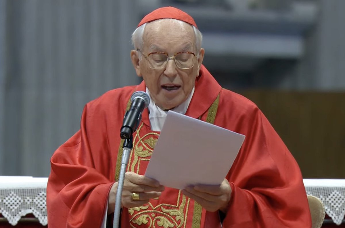 "Entre las tareas del sucesor de Pedro está el hacer crecer la comunión", señala el cardenal Re en la homilía. Las 12 congregaciones generales, previas al cónclave, han puesto de manifiesto la diversidad de la Iglesia, pero no esto no es un síntoma de división.