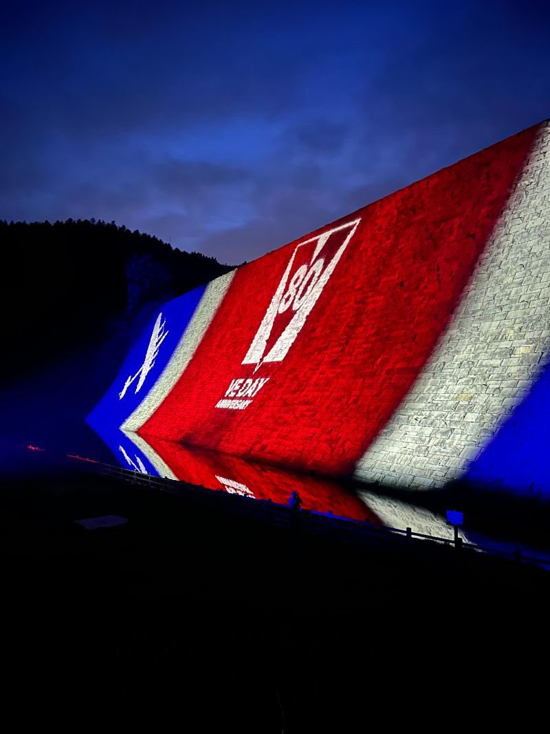 Derwent Dam lit up in red, white &amp; blue for #VE80, with images of Lancaster bombers projected onto its towers. 🇬🇧 

The site where 617 Squadron once trained for the Dambusters raids now honours their legacy - a story of courage, innovation &amp; sacrifice ✨

<a href="/RoyalAirForce/">Royal Air Force</a> <a href="/stwater/">Severn Trent</a>