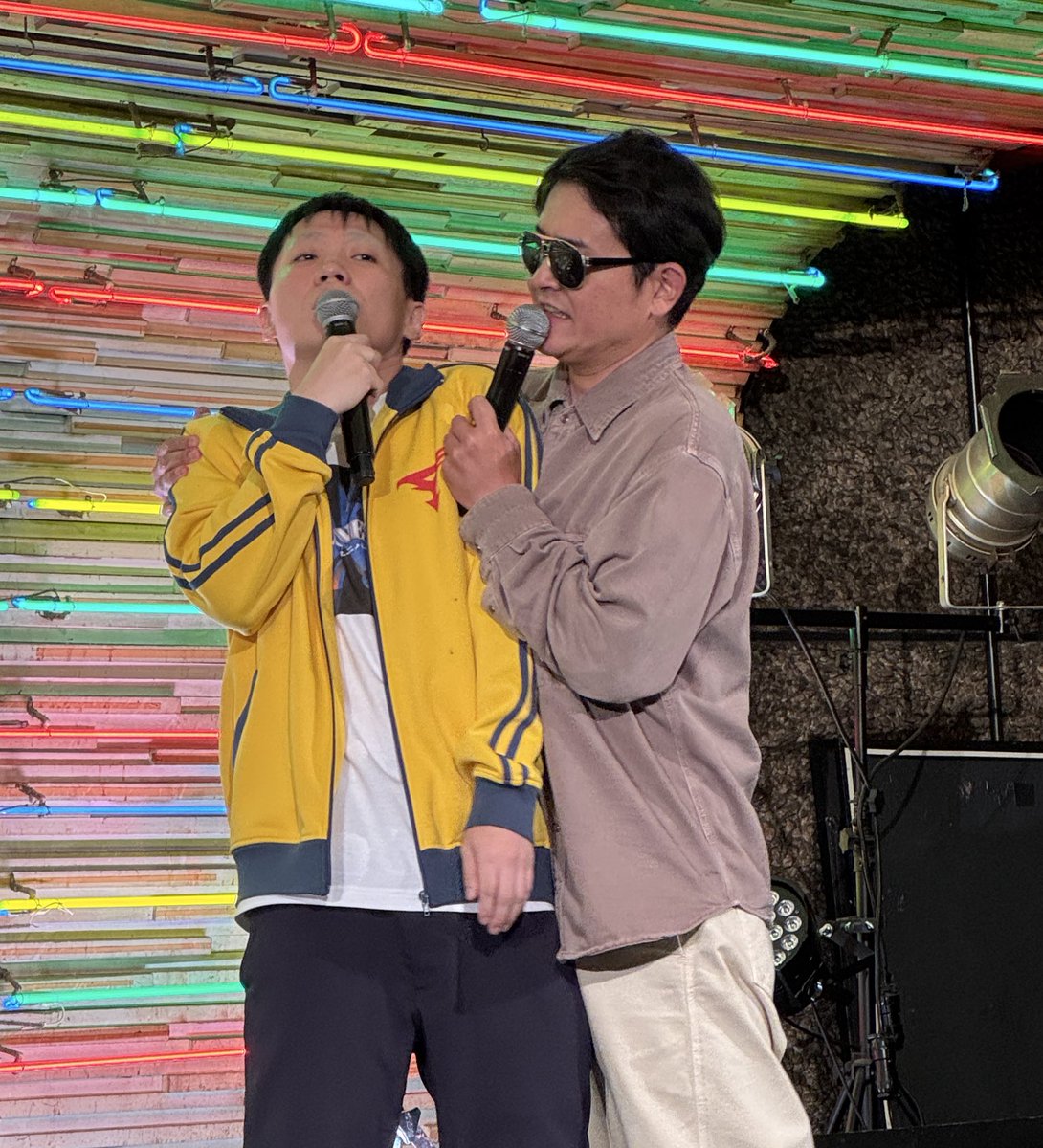 jouonmoru's tweet photo. HONNEUR in 味園ユニバース
天竺鼠川原さん主催ライブ
ランジャタイ国崎、真空ジェシカ川北、金属バット、セルライトスパ大須賀、千鳥ノブの豪華ゲストにも関わらず、何もしない何も生まれない最高のライブでした
何もしなかったのに謎の30分押し
ノブvs全員の構図でノブさんが大立ち回りしてました https://t.co/qwodesT9Mh